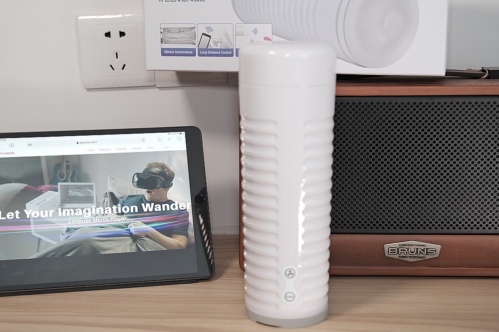 Lovense Max 2 Masturbator, bluetooth vibrating masturbator